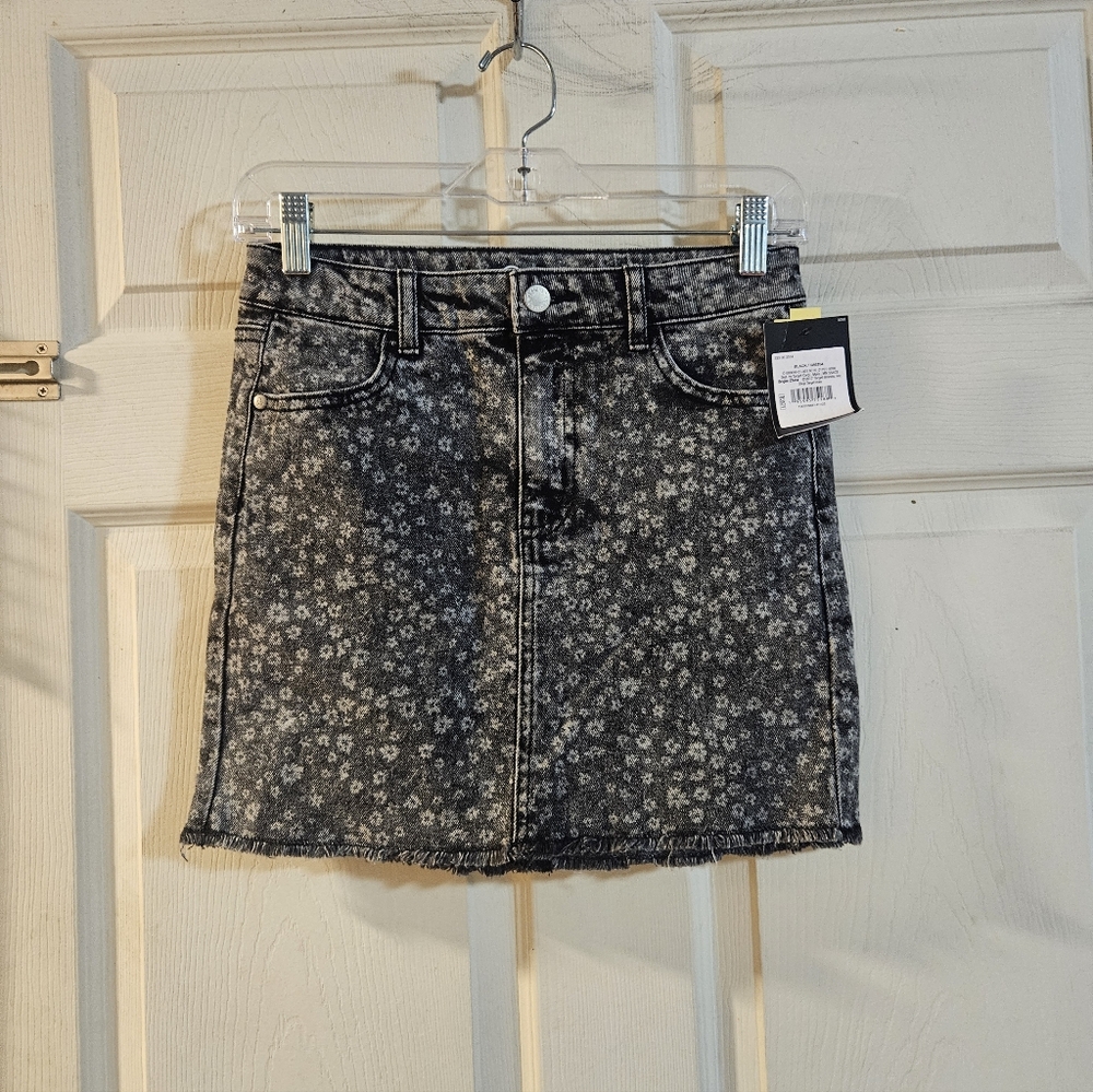 ART CLASS BLACK FLORAL SKIRT: NEW WITH TAGS: SIZE L (10/12)